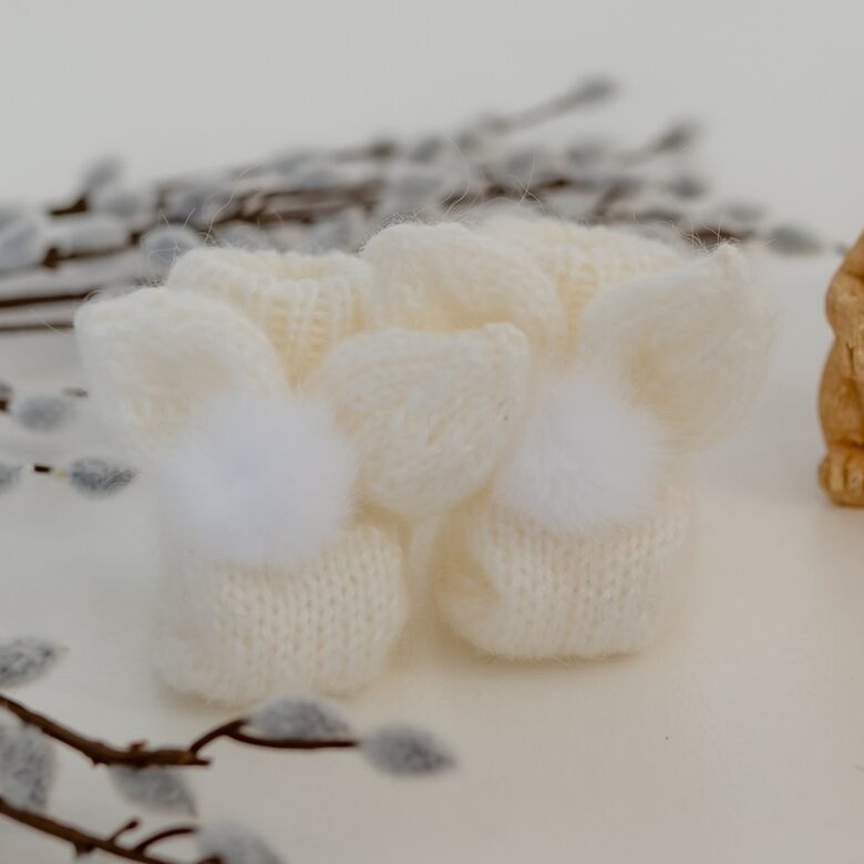 Adīti zābaciņi ar zaķa austiņām, balti