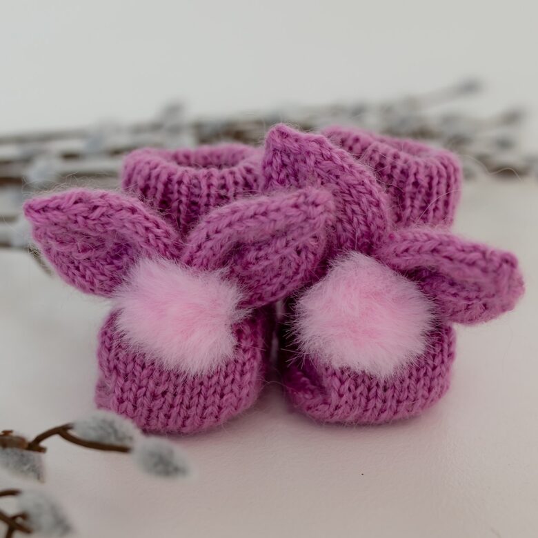 Adīti zābaciņi ar zaķa austiņām, rozā