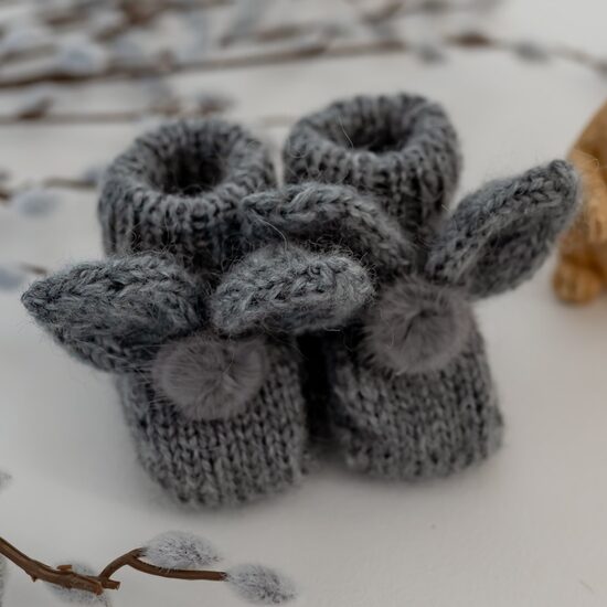 Adīti zābaciņi ar zaķa austiņām, pelēki