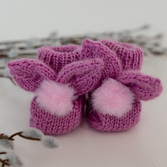 Adīti zābaciņi ar zaķa austiņām, rozā